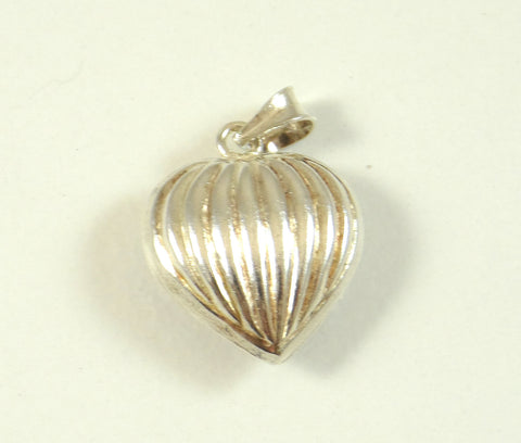 Vintage Jewelry 925 Sterling Silver Ridged Dangle Heart Pendant